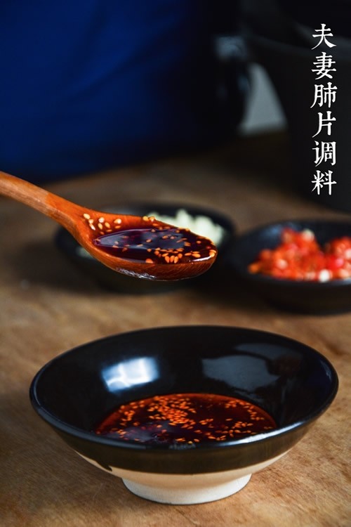 蒜泥白肉卷,将适量三生川夫妻肺片、<a style='color:red;display:inline-block;' href='/shicai/ 788'>生抽</a>、蒜泥、葱花、<a style='color:red;display:inline-block;' href='/shicai/ 82'>小米椒</a>、<a style='color:red;display:inline-block;' href='/shicai/ 847'>香油</a>、<a style='color:red;display:inline-block;' href='/shicai/ 12043'>花椒粉</a>、<a style='color:red;display:inline-block;' href='/shicai/ 3729'>白糖</a>和<a style='color:red;display:inline-block;' href='/shicai/ 768'>香醋</a>拌匀，调成凉拌汁。