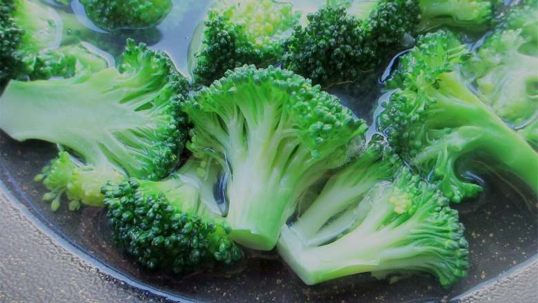 西兰花拌木耳,锅中添适量的水,调大火烧开,加少许盐和食用油,倒入西蓝花焯水,捞出过凉水沥干