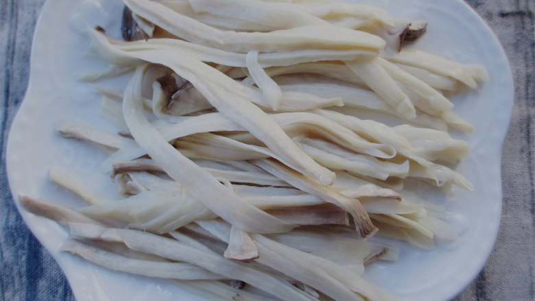 手撕杏鲍菇,蒸熟的杏鲍菇块稍微冷却一下撕成小块 不然会烫手哦, 全部撕好,记住要用手挤干水分哦