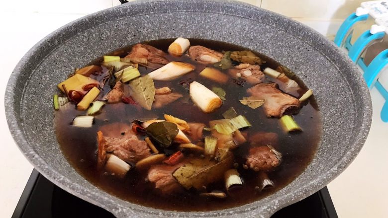 家常排骨烧鸡杂,加入开水,水量没过食材