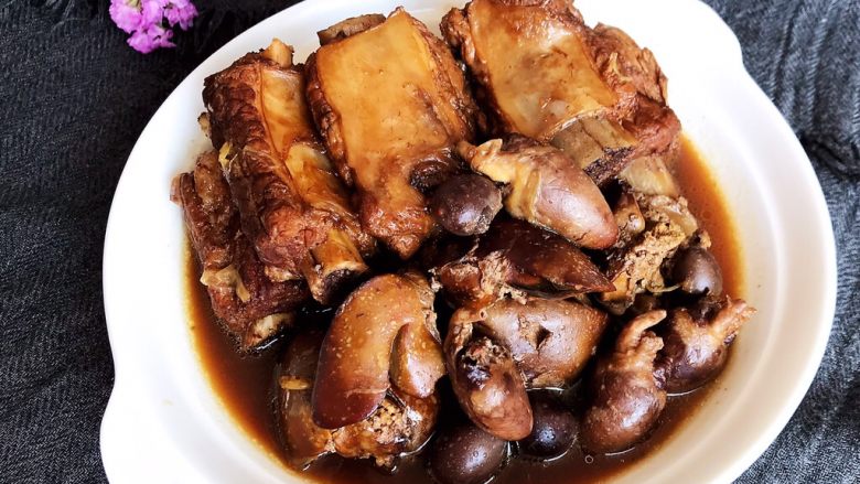 家常排骨烧鸡杂,排骨烧鸡杂鲜香适宜,不油不腻,不可多得的家常美味~