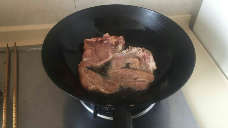 上海本帮菜-红烧大排,大牌放入锅中,大火煎至。