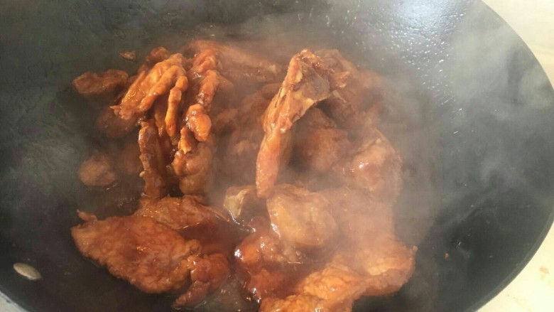 上海本帮菜-红烧大排,大火收到这种程度约半小时。肉汁透亮,肉香扑鼻,就可以装盘了。