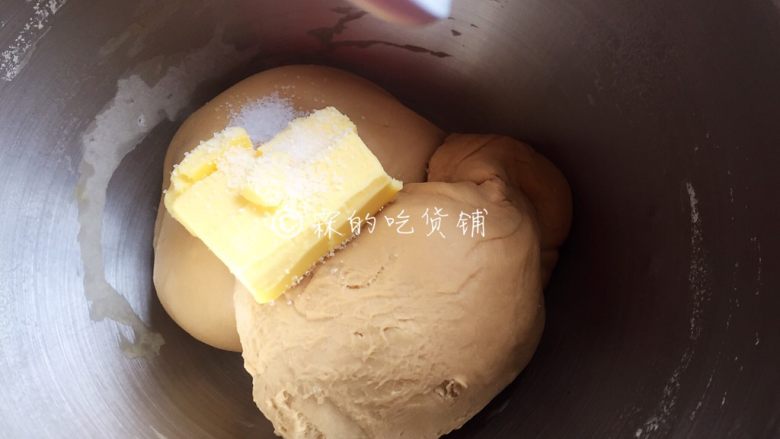 红糖枸杞软欧包,等揉至扩展,加入<a style='color:red;display:inline-block;' href='/shicai/ 887'>黄油</a>和盐。