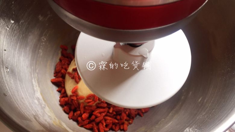 红糖枸杞软欧包,等面团揉至光滑,放人枸杞,揉匀就可以了。