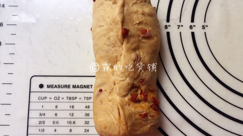 红糖枸杞软欧包,四个角分别对折,收口处捏牢。然后收口朝下,面团再次放在温暖的地方进行二发,大约30分钟左右。