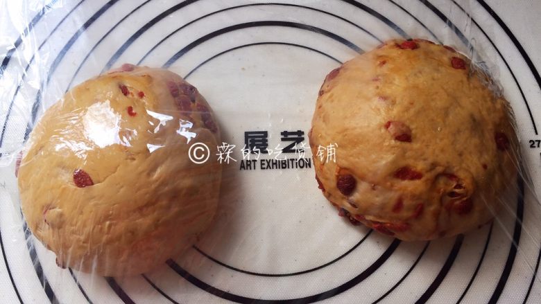 红糖枸杞软欧包,均分成两份后,揉圆排气,盖上保鲜膜松弛10分钟。