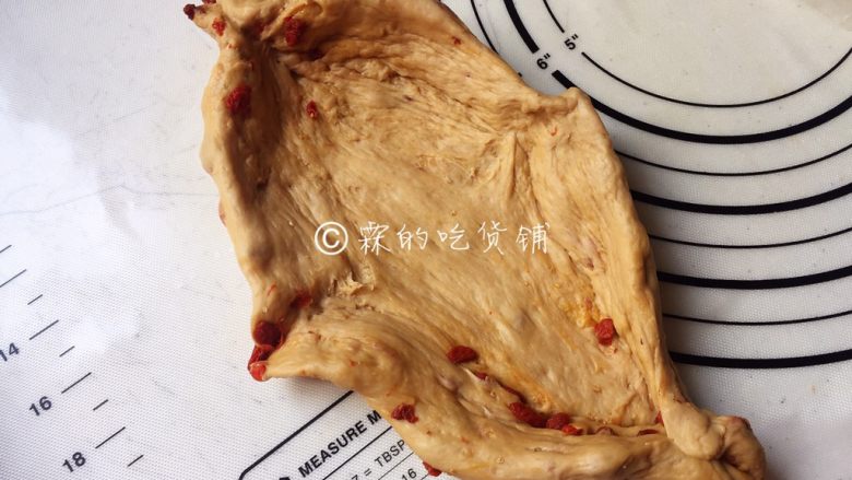 红糖枸杞软欧包,随后用手轻轻按成椭圆形,捏出四个角来。