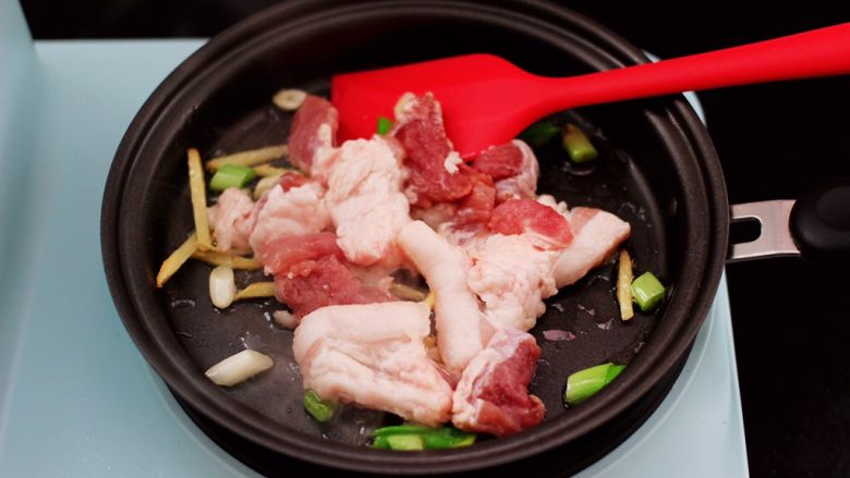 蟹味菇爆花肉,平底锅倒入<a style='color:red;display:inline-block;' href='/shicai/ 849'>花生油</a>烧热后,先爆香葱姜后,放入切片的五花肉。
