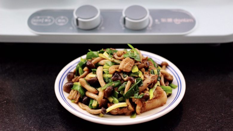 蟹味菇爆花肉,啦啦啦,鲜美无比又营养的蟹味菇爆花肉就出锅咯。