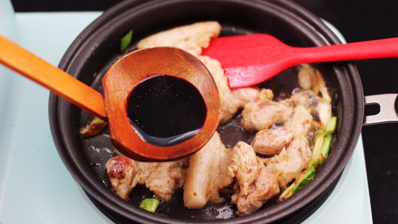 蟹味菇爆花肉,看见五花肉断生变色的时候,加入<a style='color:red;display:inline-block;' href='/shicai/ 788'>生抽</a>调色。
