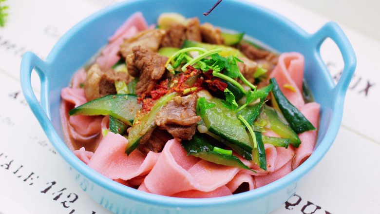 黄瓜牛肉粉嫩扯面,面条上面浇上炒好的牛肉黄瓜即可,我还放了自己做的辣椒油。