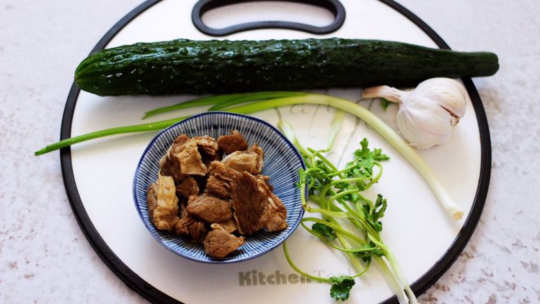 黄瓜牛肉粉嫩扯面,首先备齐所有的食材,牛肉是我前几天炖的没吃完,刚好用来做浇头了。