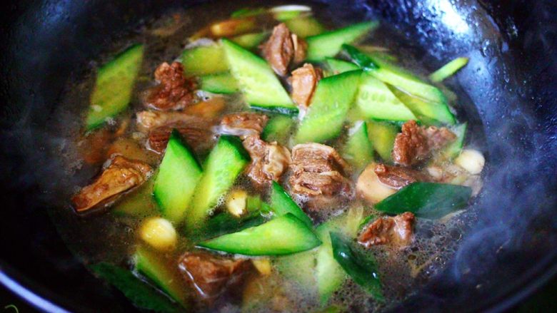 黄瓜牛肉粉嫩扯面,锅中倒入适量的清水煮沸后,再煮至黄瓜断生变色的时候。