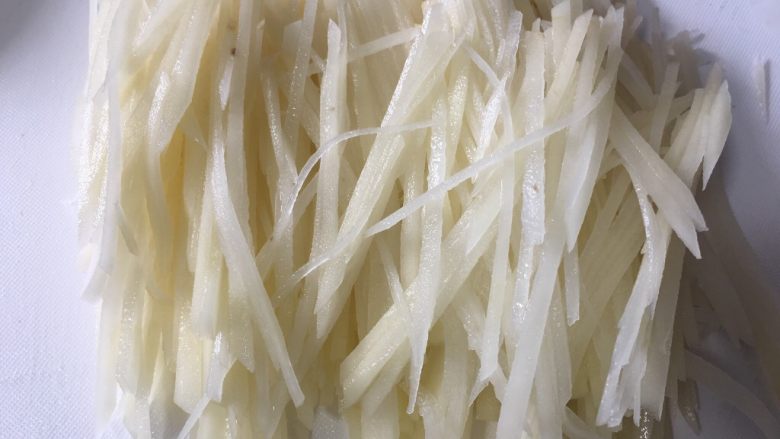 剁椒土豆丝,土豆切细丝,这个比较考验刀工,也可以刨子刨成的细丝