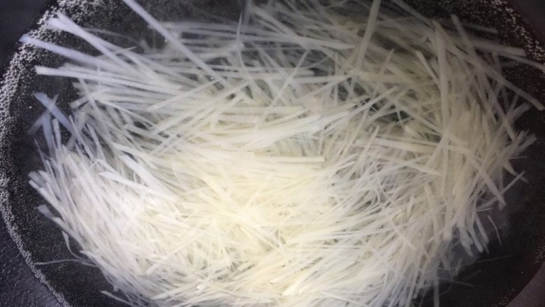 剁椒土豆丝,土豆丝下沸水焯水,8成熟就可以捞出,我切的稍许细一点,差不多一分钟