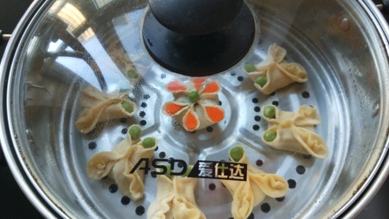 宝宝早餐 糊蝶蒸饺,盖上锅盖蒸10分钟即可。