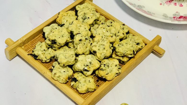 海苔苏打饼干,烤箱预热160度
压好的梅花放入烤盘中，烤箱设置上下温度150度烤15分钟。