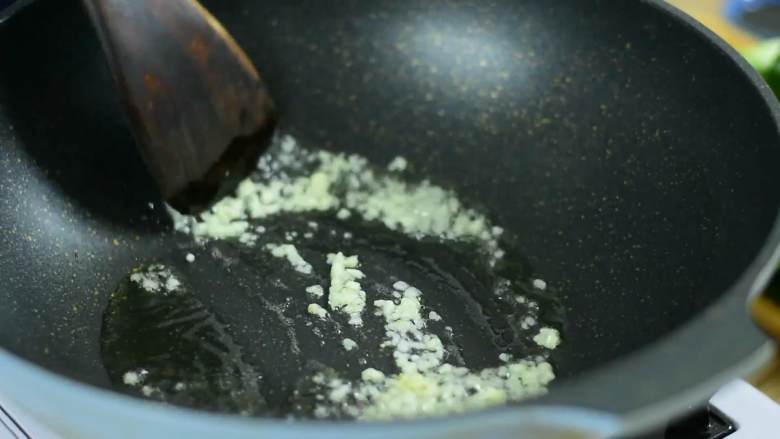 从小吃到大的家常菜,多吃青菜身体好,热锅冷油,炒香蒜末。