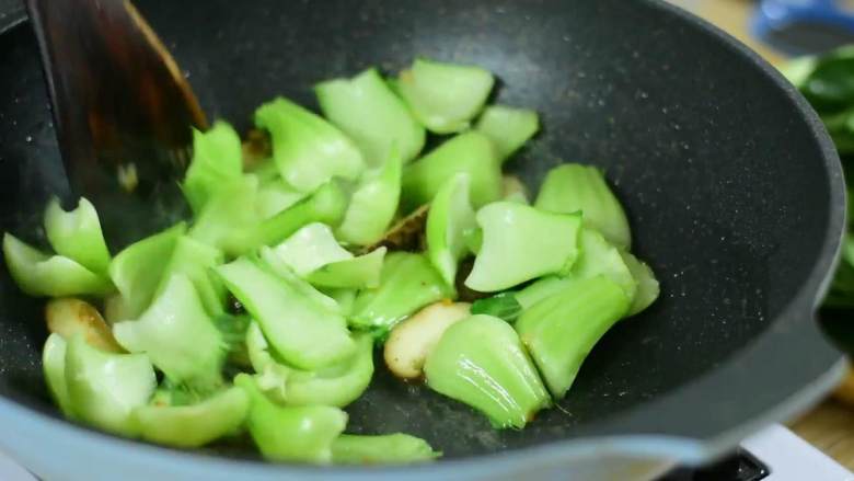 从小吃到大的家常菜，多吃青菜身体好,加入菜梗炒软。