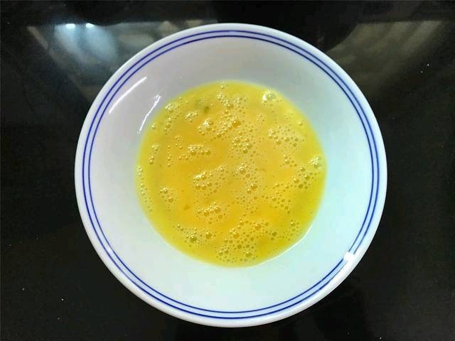 芒果酸奶土司,鸡蛋打入碗中,搅打均匀。我用四片吐司,要是用得多的话,要再打一个鸡蛋的.