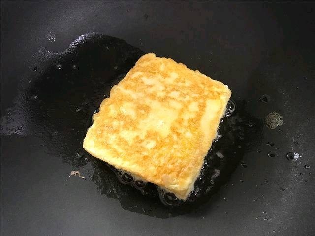 芒果酸奶土司,平底锅刷一层油,把裹了蛋液的吐司放入锅中,小火慢煎至两面都呈金黄色后即可.