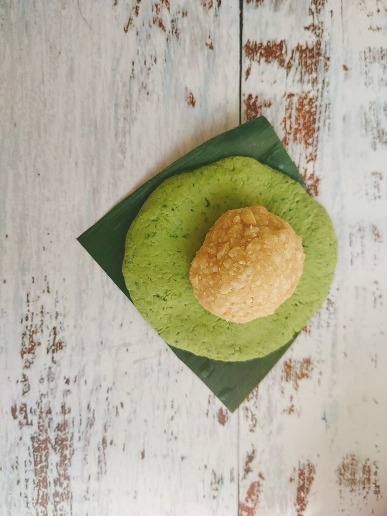 网红咸蛋黄肉松青团~咸蛋黄肉松馅&花生馅,花生馅也是这样包好;