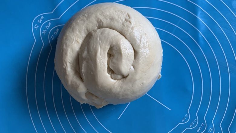 油酥饼,一边拉一边卷