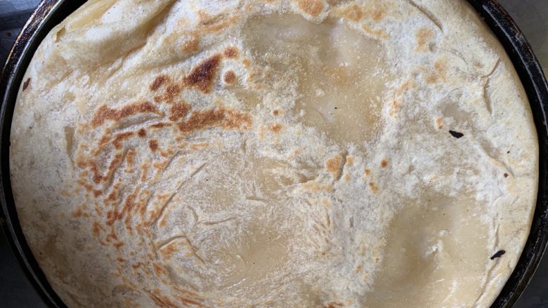 油酥饼,烙饼翻面