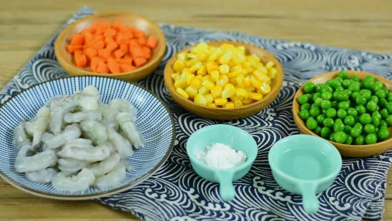 色彩缤纷,营养又好吃的三色炒虾仁,
【主料】:虾仁|胡萝卜丁|玉米粒|青豆
【辅料】:<a style='color:red;display:inline-block;' href='/shicai/ 900'>白酒</a>|淀粉|盐|糖