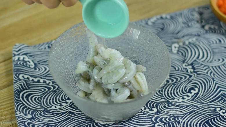 色彩缤纷,营养又好吃的三色炒虾仁,虾仁中加入盐和白酒,抓匀腌制15分钟。