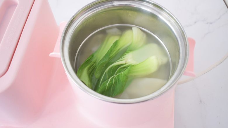 饺子皮油泼面,锅中烧开水,放入饺子皮和青菜煮熟