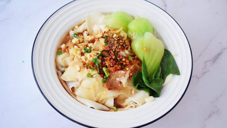 饺子皮油泼面,摆上青菜,拌匀即可食用