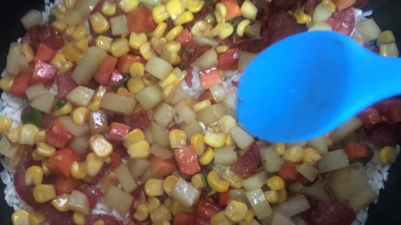 腊肠焖饭,全部平铺在淘好的米饭上,