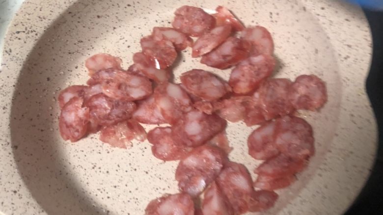 腊肠焖饭,香肠不倒油,稍微炒一下,出油