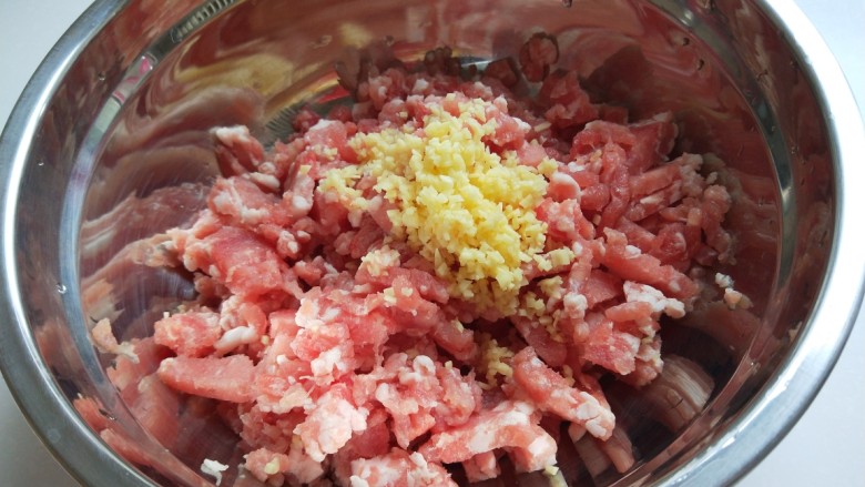 宝宝早餐 糊蝶蒸饺,猪<a style='color:red;display:inline-block;' href='/shicai/ 5353'>肉馅</a>提前解冻,加入葱姜末。