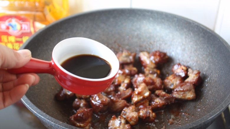 糖醋排骨~上海本帮菜,烹入镇江<a style='color:red;display:inline-block;' href='/shicai/ 768'>香醋</a>,翻炒1~2分钟。