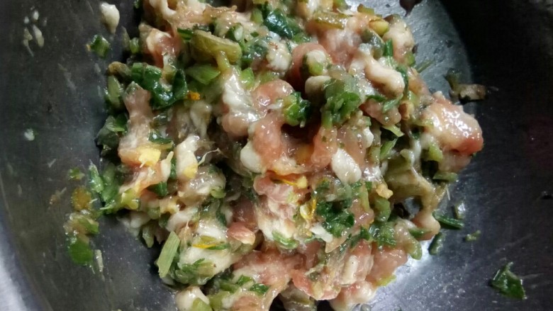 #野菜集# 蒲公英馄饨,馅料拌匀。