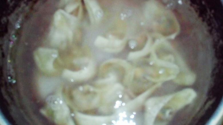 #野菜集# 蒲公英馄饨,水开后煮馄饨。