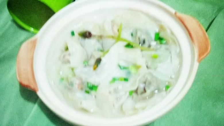 #野菜集# 蒲公英馄饨,装入石锅,端上桌。