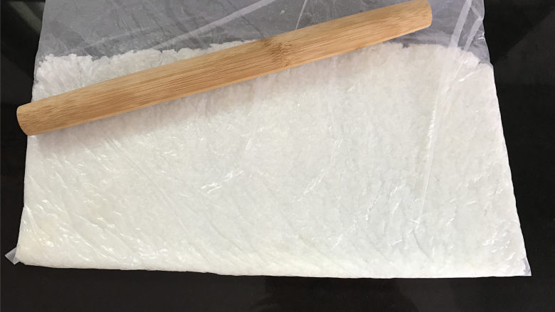 海苔仙贝,装剩米饭的保鲜袋最好要抹点油,用擀面杖把米饭擀成0.5mm的薄片。