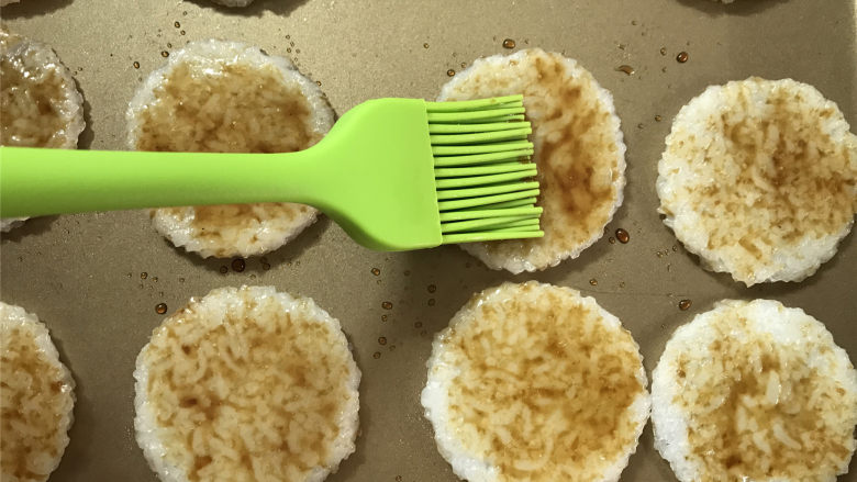 海苔仙贝,把烤好的米饼从烤箱中取出,均匀地刷上一层料汁,正反面都刷。