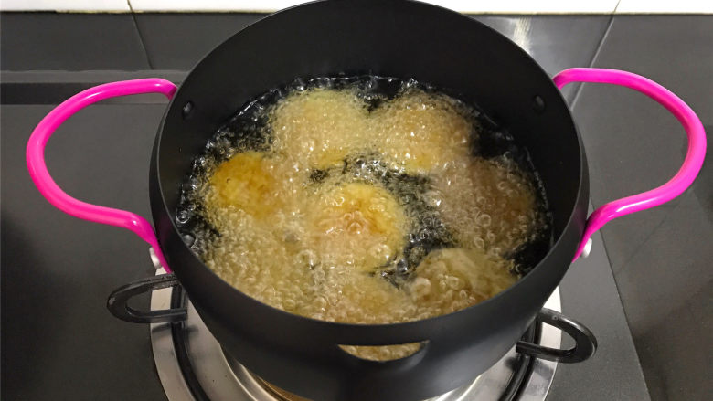 海苔仙贝,炸锅中倒入适量油,油温6成热时,把刷好料汁的面片放入锅中。