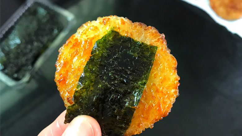 海苔仙贝,趁热将<a style='color:red;display:inline-block;' href='/shicai/ 73872'>海苔片</a>包上,香脆鲜美的海苔鲜贝就可以吃了。