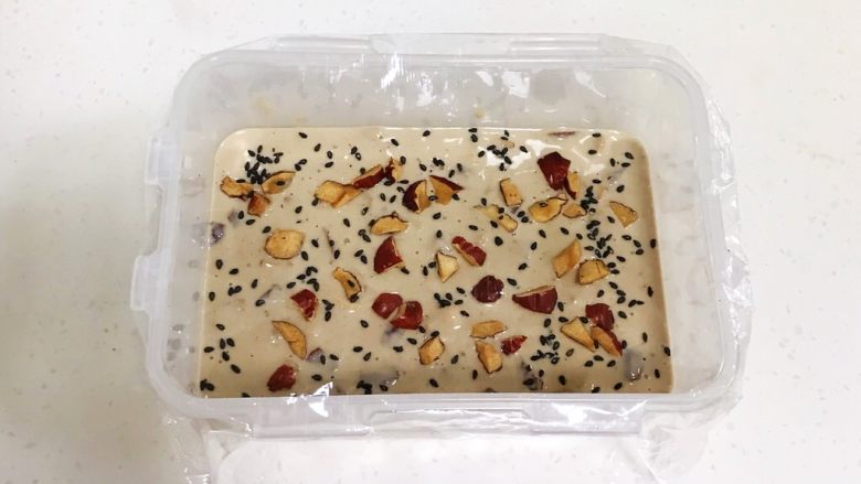 红豆薏仁茯苓年糕,用手动打蛋器搅拌下,接着撒上红枣碎和<a style='color:red;display:inline-block;' href='/shicai/ 668'>黑芝麻</a>。