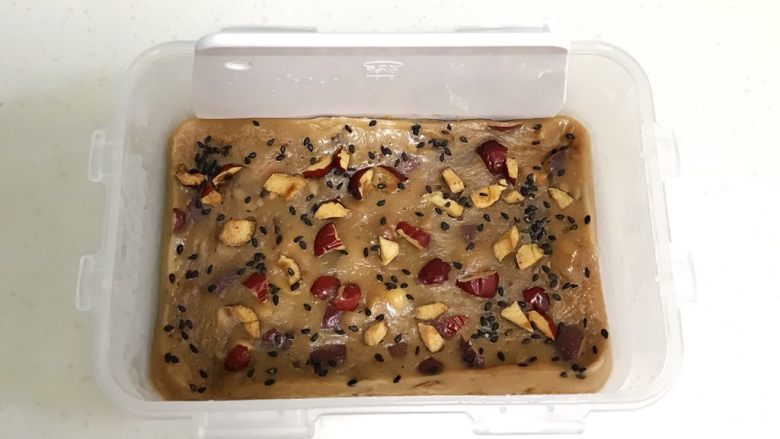 红豆薏仁茯苓年糕,糯米糕取出稍放凉后,用刮板或汤匙四周刮开。