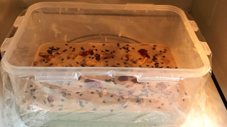 红豆薏仁茯苓年糕,盖好保鲜膜,入微波炉加热约三分半钟。
