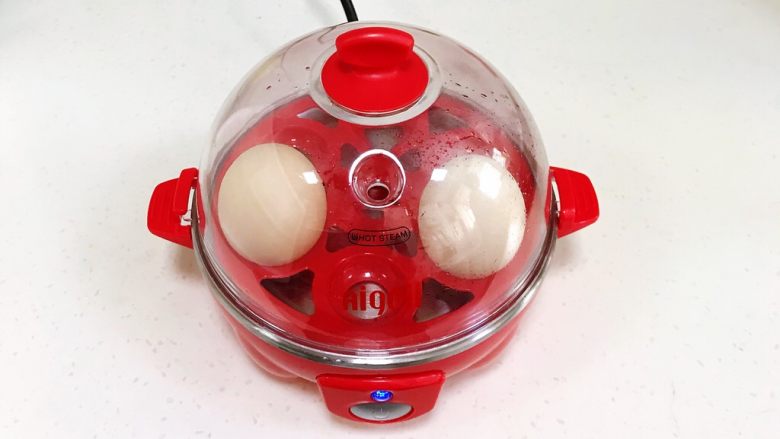 藜麦时蔬鸡胸肉沙拉,把<a style='color:red;display:inline-block;' href='/shicai/ 9'>鸡蛋</a>放入蒸熟至熟,放凉备用。