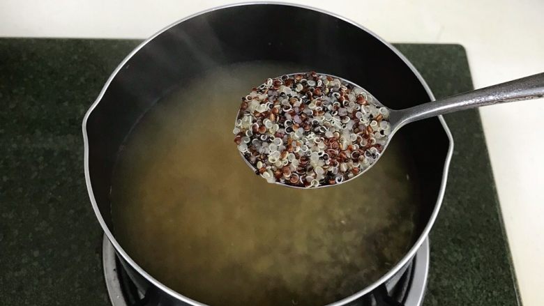 藜麦时蔬鸡胸肉沙拉,煮沸后转小火加盖焖煮15分钟,捞出备用。