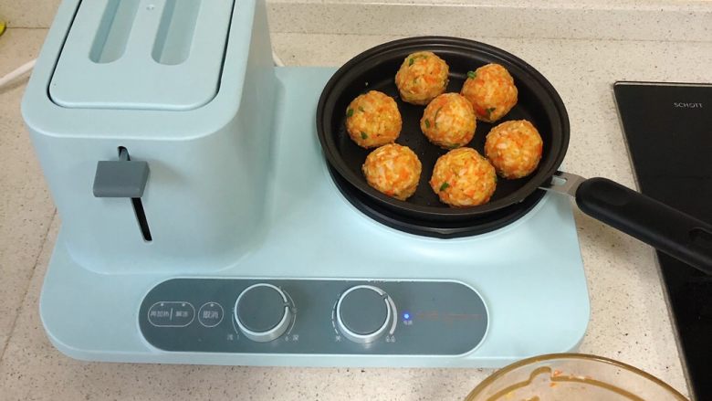 蔬菜肉松饭团,将米饭捏成饭团,小锅中放少许油,中火火煎